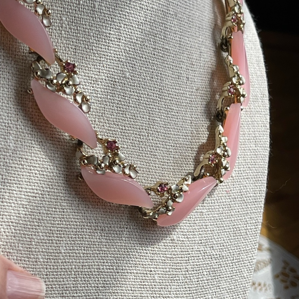 Vintage powder pink theromoset choker necklace with flowers and rhinestones - Picture 5 of 9